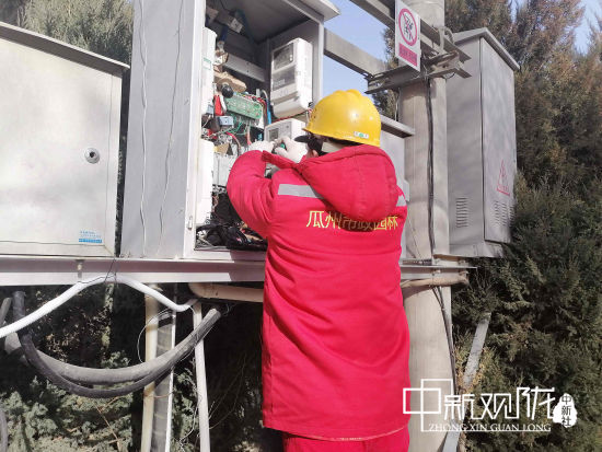 图为市政工人正在检修电路设施. 聂春霞 摄