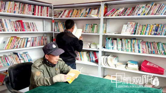 魏金龙)近日,酒泉市瓜州县布隆吉乡九下村的农家书屋内,一本本图书