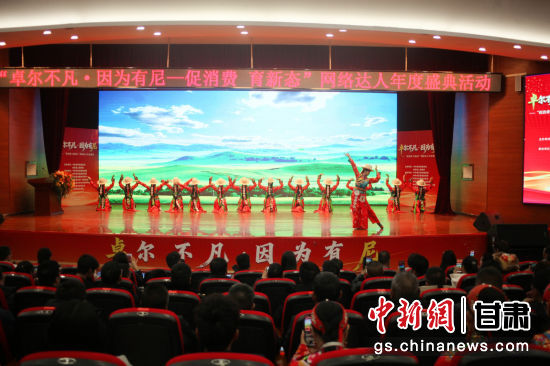 1��31����������ҫ׿��・����ʢ��֮ҹ���ڸ�����ϲ���������׿���ؾٰ졣ͼΪ��ֳ�����С�� ��