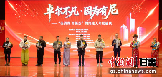 1��31����������ҫ׿��・����ʢ��֮ҹ���ڸ�����ϲ���������׿���ؾٰ졣ͼΪ��ֳ�����С�� ��