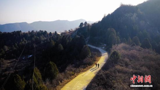 ͼΪ�θպ�ͽ��������ɽ·�ϡ������� ��