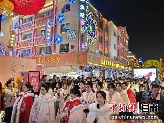 2��15������һ���ԡ��������ѡ��ഺ�ػ͡�Ϊ����ĸ�Уѧ�Ӱ��˹��������ڸ���ػ���ɳ��ҹ����Ļ�������Ŷػ���ί��ͼ