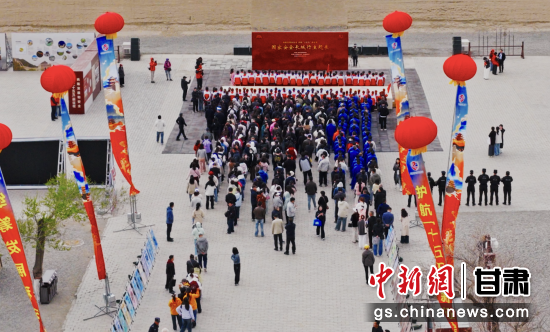 �ڵ�ʮһ��ȫ����Ұ�ȫ�����ռ�������֮�ʣ�����ʡ���Ұ�ȫ����4��13���ԡ�ͳ�﷢չ�Ͱ�ȫ ������ʮ���塯�����̡�Ϊ���⣬�ڼ�����������������ͬ�����������Ұ�ȫ�����С��� ͼΪ���������᳡��