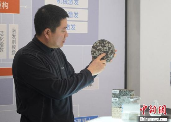 2022年4月，甘肃省公路交通建设集团科技创新中心主中心主任李晓民介绍钢渣混合料。　九美旦增　摄