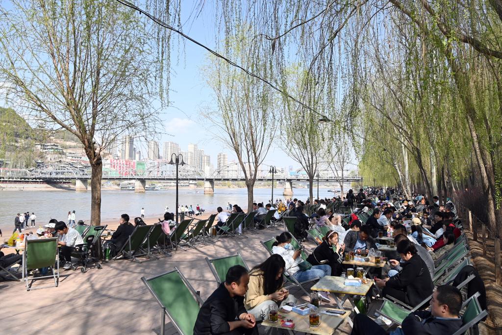 华侨报兰州气温升高黄河茶摊生意火爆