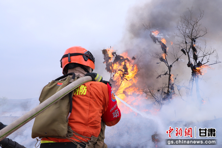 平凉崆峒:森林消防穿越熊熊大火上演"救火英雄"