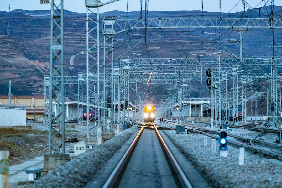 兰渝铁路甘肃段首次开展集中修-中新网甘肃