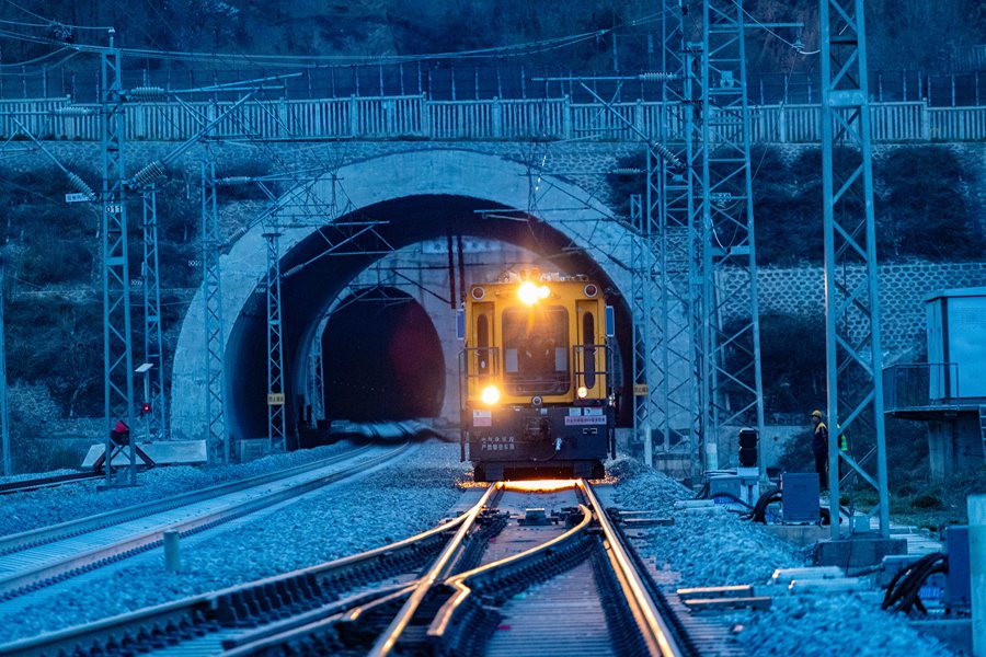 兰渝铁路甘肃段首次开展集中修-中新网甘肃