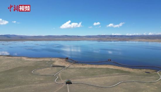 航拍甘南尕海湖:烟波浩渺 水天一色-中新网甘肃