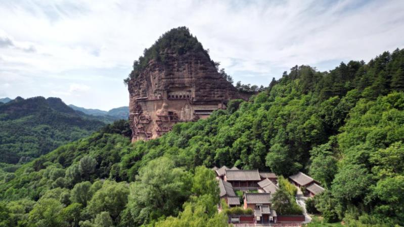6月4日,甘肃天水,航拍麦积山石窟.